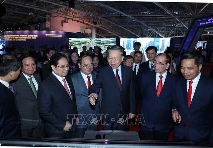 Tổng Bí thư, Chủ tịch nước Tô Lâm và đại biểu tham quan Triển lãm Quy hoạch đô thị đến năm 2050, tầm nhìn đến năm 2075, giới thiệu tổng thể định hướng phát triển của Quảng Ninh từ hiện tại đến tương lai. Ảnh: Thống Nhất/TTXVN