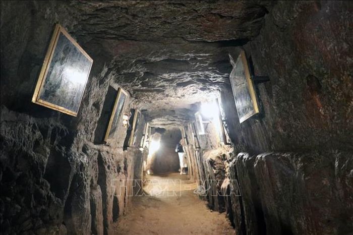 Địa đạo Vịnh Mốc là di tích thành phần tiêu biểu nhất trong hệ thống làng hầm Vĩnh Linh, được xây dựng từ năm 1965.