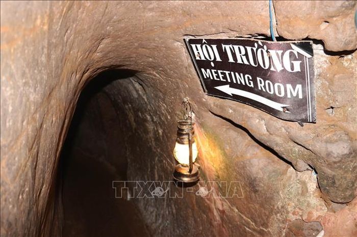 Lối vào hội trường với sức chứa từ 50 - 60 người thường làm nơi hội họp, xem phim, biểu diễn văn nghệ...