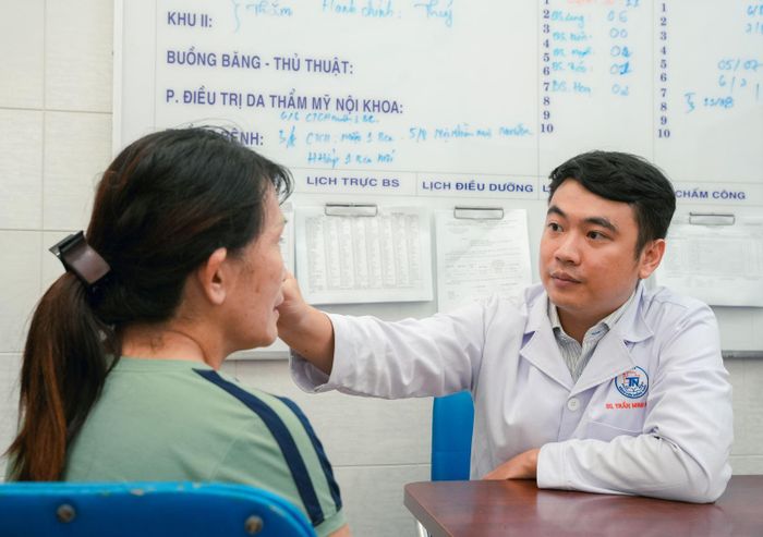 Bác sĩ thăm khám cho bệnh nhân N. Ảnh: BV