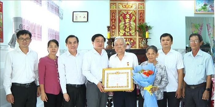 Ủy viên BCH Trung ương Đảng, Bí thư Tỉnh ủy Tây Ninh Nguyễn Văn Quyết trao Huy hiệu Đảng cho đảng viên 70 tuổi Nguyễn Tấn Bền, phường Long An, tỉnh Tây Ninh. Ảnh: Thanh Bình/TTXVN