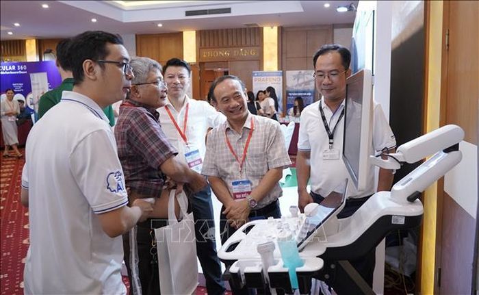 Các đại biểu tìm hiểu tính năng của thiết bị y tế mới.