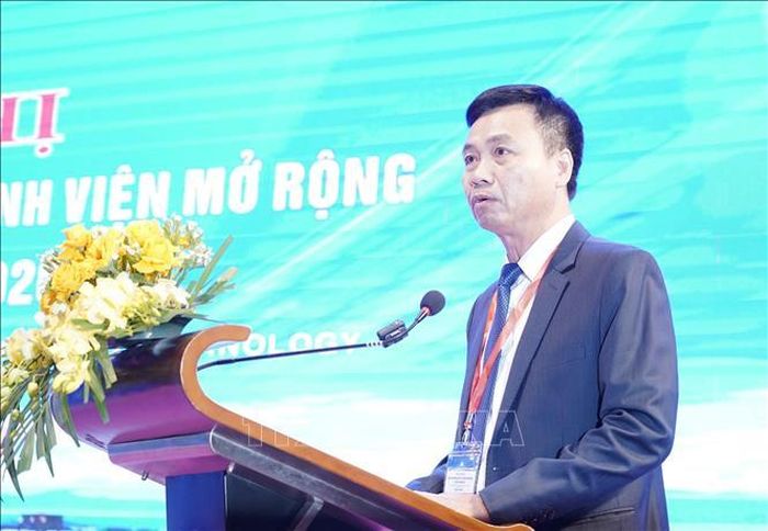 Tiến sĩ, Bác sĩ Chuyên khoa II Nguyễn Đức Cường, Giám đốc Bệnh viện hữu nghị Việt Nam - Cuba Đồng Hới phát biểu tại hội nghị.
