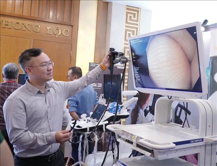 Các đại biểu trải nghiệm tính năng của thiết bị y tế mới.