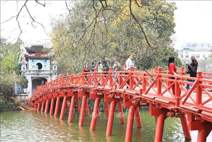 Cầu Thê Húc nối từ Hồ Hoàn Kiếm ra đền Ngọc Sơn luôn là điểm "check in" hấp dẫn du khách. Ảnh: Hoàng Hiếu/TTXVN