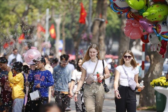 Du khách quốc tế tham quan hồ Hoàn Kiếm (Hà Nội). Ảnh minh họa: Minh Quyết/TTXVN