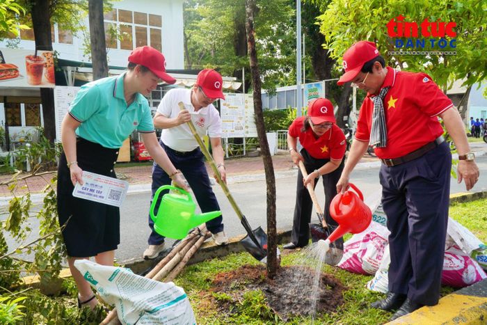 Các đại biểu trồng cây xanh trong chương trình “Chung tay vì QTSC xanh” năm 2026.