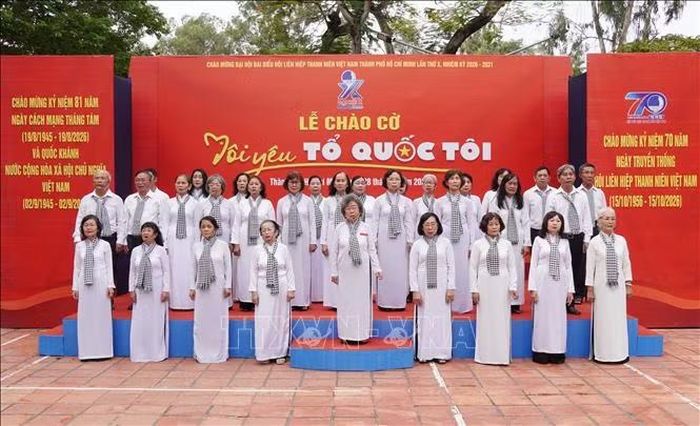 Tiết mục "Chiêu hồn tử sĩ" do các cô chú Câu lạc bộ truyền thống Thành Đoàn biểu diễn tại Lễ chào cờ "Tôi yêu Tổ quốc tôi".