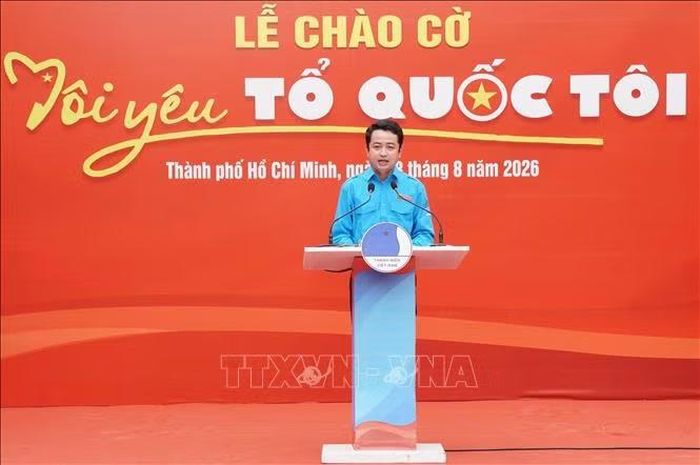 Anh Lê Tuấn Anh, Phó Bí thư Thành Đoàn, Chủ tịch Hội LHTN Việt Nam TP Hồ Chí Minh, phát biểu tại Lễ chào cờ "Tôi yêu Tổ quốc tôi".