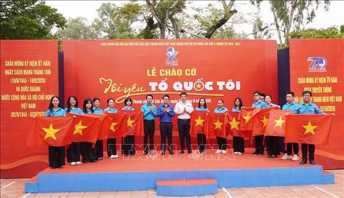 Hội LHTN Việt Nam TP Hồ Chí Minh phát động Hành trình “Tôi yêu Tổ quốc tôi” và tặng cờ Tổ quốc tới đại diện các Chi Hội khu phố trên địa bàn phường Hòa Hưng.