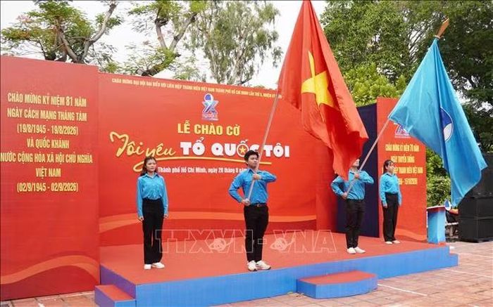 Nghi thức chào cờ tại Lễ chào cờ “Tôi yêu Tổ quốc tôi” do Hội LHTN Việt Nam TP Hồ Chí Minh tổ chức.