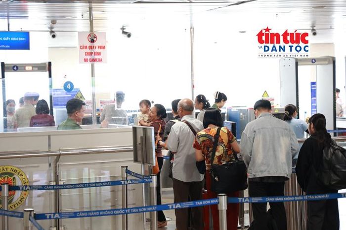 Hành khác qua cửa kiểm tra an ninh để lên máy may.