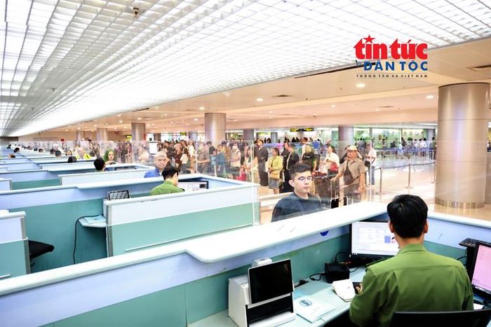 Hành khách xếp hàng làm thủ tục nhập cảnh tại nhà ga quốc tế T2.