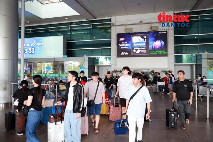 Hành khách nhập cảnh vào Việt Nam tại ga quốc tế sân bay Tân Sơn Nhất.
