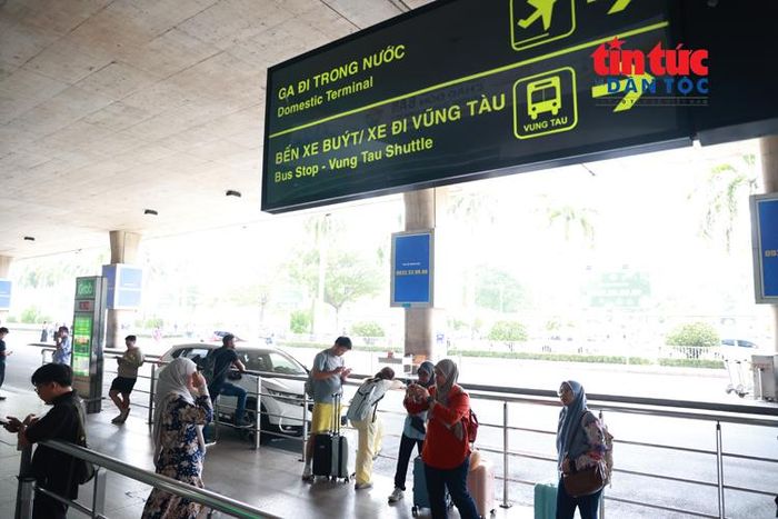 Các biển thông báo hướng dẫn hành khách bắt xe.