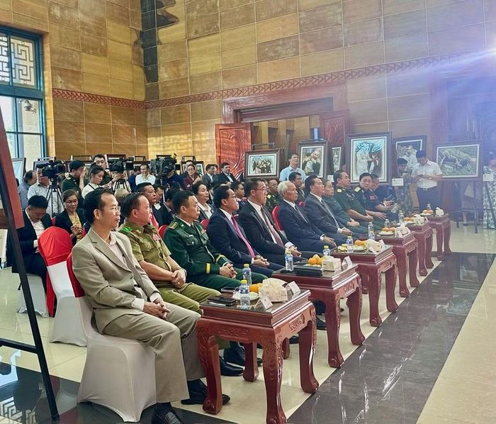 Các đại biểu tham dự lễ khai mạc triển lãm “Hồ Chí Minh - Chân dung một con người”.