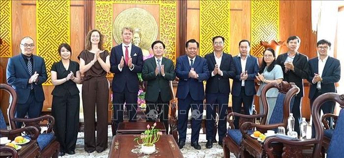 Lãnh đạo tỉnh và các sở ngành Tây Ninh chụp ảnh lưu niệm cùng Đoàn công tác Công ty Harvest Waste B.V (Hà Lan).