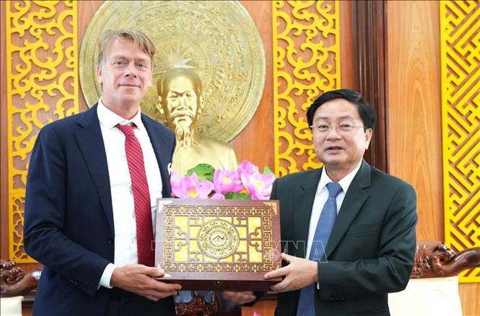 Bí thư Tỉnh ủy Tây Ninh Nguyễn Văn Quyết tặng quà lưu niêm ông Evert Jogchen Lichtenbelt, Tổng Giám đốc Công ty Harvest Waste B.V (Hà Lan).
