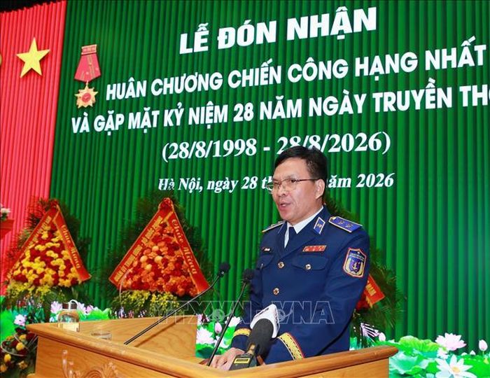Trung tướng Lê Đình Cường, Tư lệnh Cảnh sát biển Việt Nam trình bày báo cáo thành tích. Ảnh: Trọng Đức/TTXVN