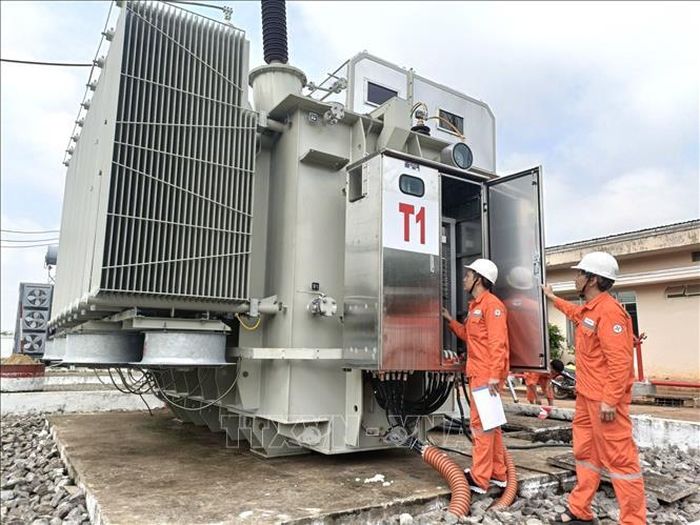 Công nhân kiểm tra đóng điện thành công công trình “Tăng công suất máy T1 trạm 110kV Dầu Giây từ 40MVA lên 63MVA”. Ảnh: TTXVN phát