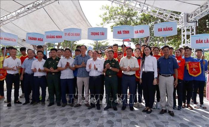Đại biểu và các đơn vị tham dự giải tại lễ khai mạc.