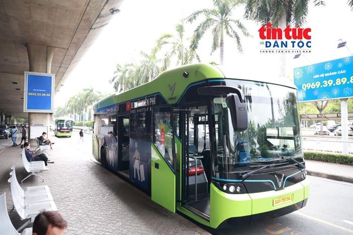 Xe buýt miễn phí hỗ trợ hành khách di chuyển đi và đến sân bay Tân Sơn Nhất.