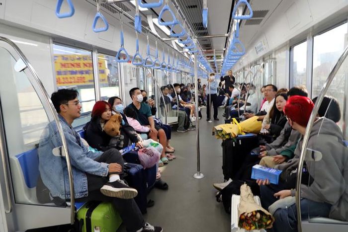 Hành khách đi lại trên tuyến metro.