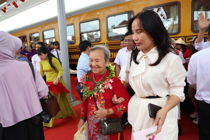 Hành khách trên chuyến tàu khai trương.
