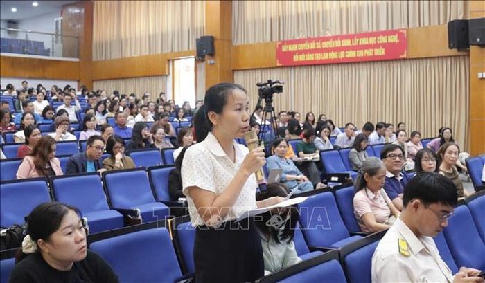 Đại diện doanh nghiệp nêu một số vướng mắc, khó khăn trong việc thực hiện chính sách thuế. Ảnh: Hứa Chung/TTXVN
