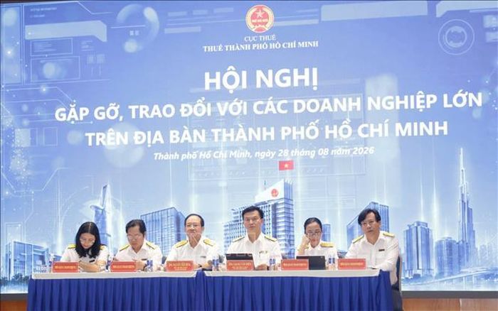 Đại diện lãnh đạo và các phòng chức năng thuộc Thuế TP Hồ Chí Minh trực tiếp đối thoại với các doanh nghiệp trên địa bàn. Ảnh: Hứa Chung/TTXVN