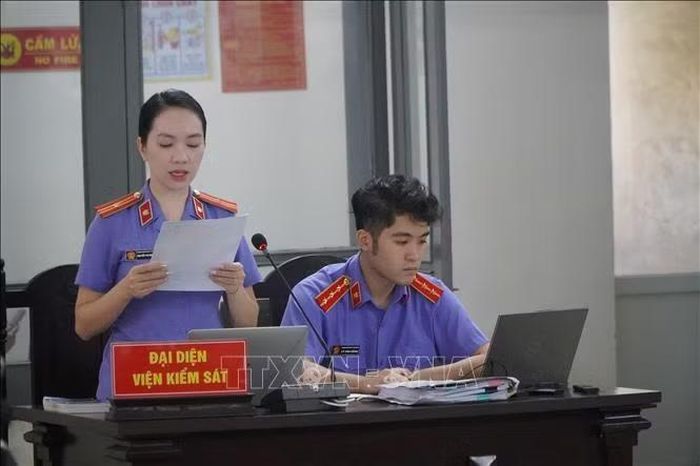 Đại diện Viện kiểm soát nhân dân khu vực 1 bày tỏ quan điểm tại tòa.