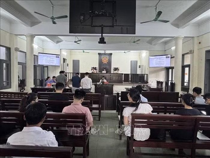Quang cảnh phiên tòa xét xử sơ thẩm vụ án dân sự công ích đầu tiên tại Tòa án nhân dân khu vực 1 - Quảng Ninh.