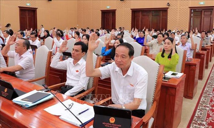 Đại biểu HĐND tỉnh biểu quyết thông qua các nghị quyết.