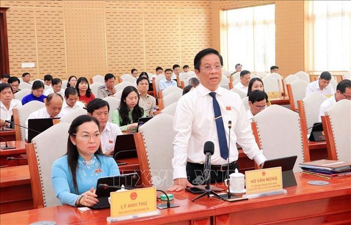 Đại biểu HĐND phát biểu thảo luận tại kỳ họp.