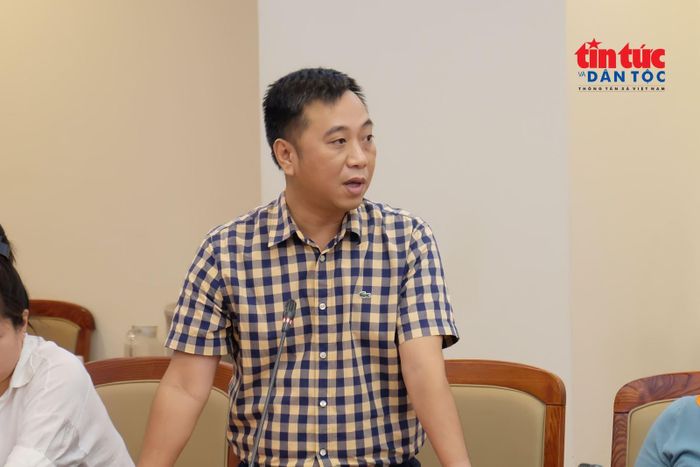 Đại diện các lãnh đạo đơn vị thuộc TTXVN phát biểu, đặt câu hỏi trao đổi cùng Bộ trưởng Bộ Giáo dục và Đào tạo.