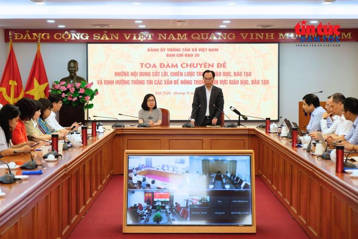 Bộ trưởng Bộ Giáo dục và Đào tạo Hoàng Minh Sơn chia sẻ tại tọa đàm.