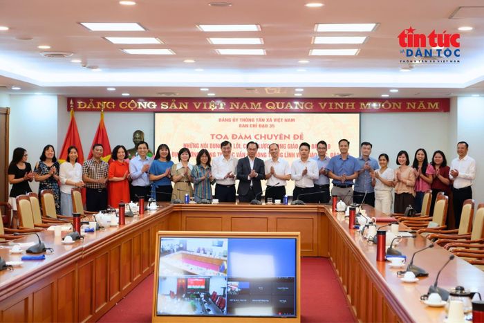 Buổi tọa đàm thu hút sự tham gia của lãnh đạo các đơn vị thông tin trực thuộc TTXVN tại Hà Nội, khu vực miền Trung  - Tây Nguyên, khu vực phía Nam, phóng viên, biên tập viên tham gia tuyến tin, bài chính luận...