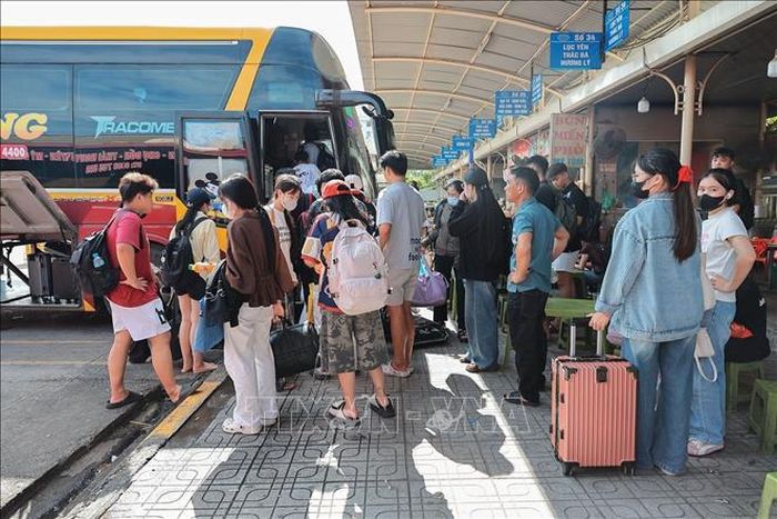 Hành khách xếp hành lý, chờ xe khởi hành tại Bến xe Mỹ Đình. Ảnh: Lê Đông/TTXVN