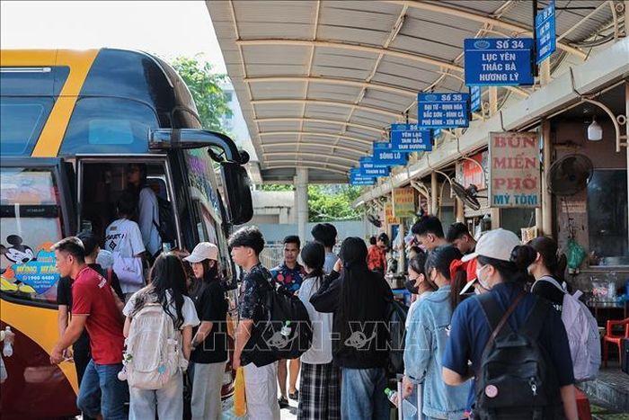 Nhiều người dân rời Thủ đô về quê trong dịp nghỉ lễ Quốc khánh 2/9. Ảnh: Lê Đông/TTXVN