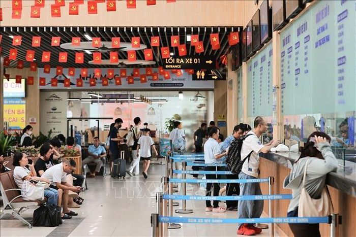 Lượng hành khách đến Bến xe Mỹ Đình tăng cao trước kỳ nghỉ lễ Quốc Khánh 2/9. Ảnh: Lê Đông/TTXVN