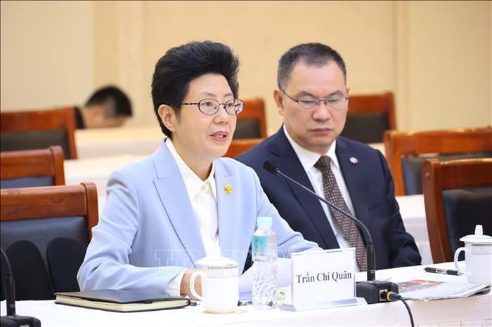 Chánh án Tòa án nhân dân cấp cao tỉnh Tứ Xuyên Trần Chí Quân phát biểu tại buổi làm việc với Chánh án Tòa án nhân dân tối cao Nguyễn Văn Quảng.