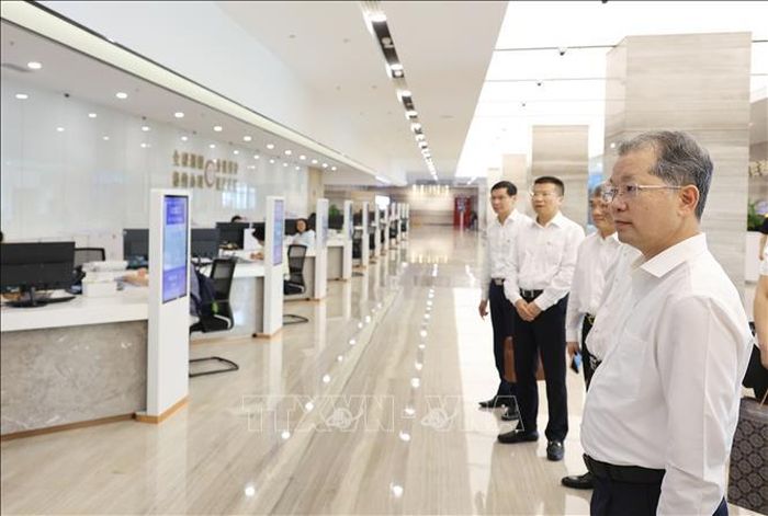 Chánh án Tòa án nhân dân tối cao Nguyễn Văn Quảng và đoàn công tác thăm quan, khảo sát tại TAND Khu mới Thiên Phủ, tỉnh Tứ Xuyên.