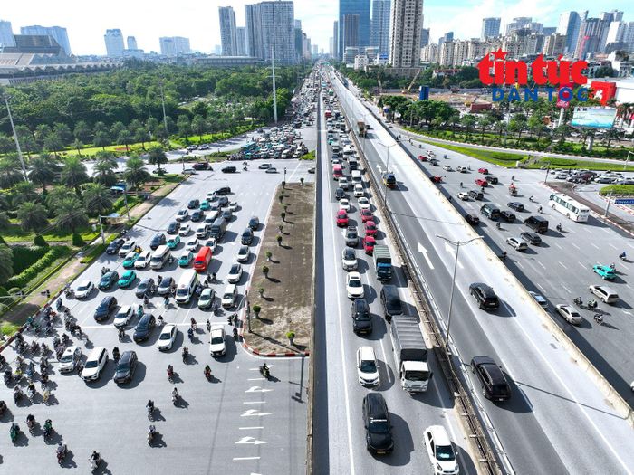 Hàng dài phương tiện rời Thủ đô đi nghỉ lễ Quốc khánh 2/9.