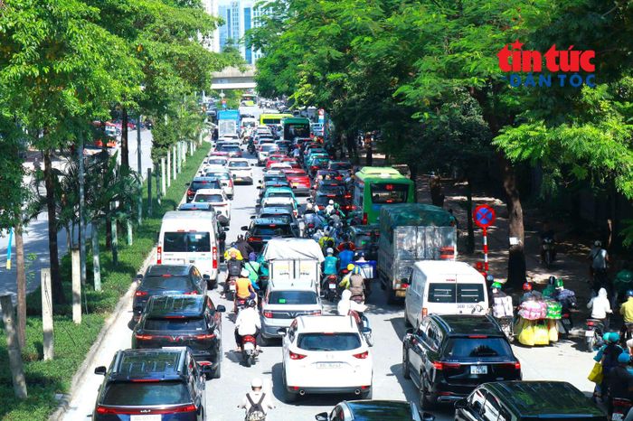 Tuyến phố Nguyễn Hoàng cạnh Bến xe Mỹ Đình ùn tắc, các phương tiện nhích từng chút.