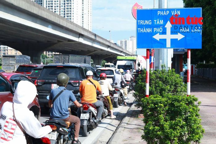 Càng về cuối chiều, mật độ giao thông càng tăng nhanh, các phương tiện "đội nắng" chờ di chuyển.