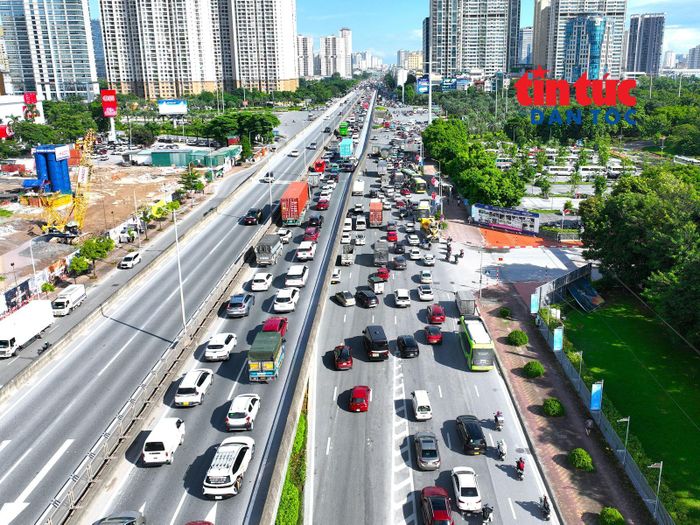 Đường Vành đai 3 đoạn qua Trung tâm Hội nghị Quốc gia ùn tắc cả trên lẫn dưới.