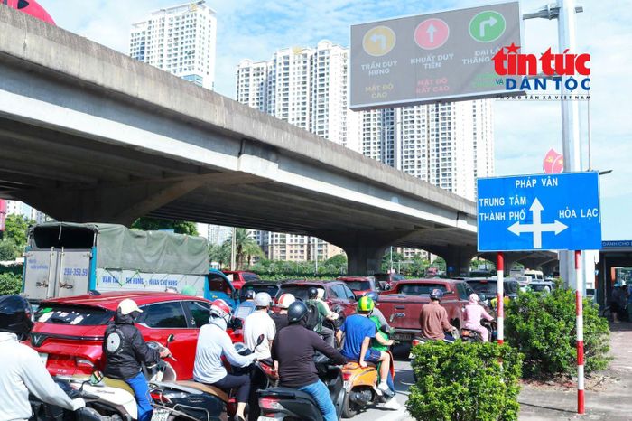 Bảng điện tử giao thông hiển thị đường Khuất Duy Tiến mật độ giao thông rất cao, khuyến cáo các phương tiện đổi lộ trình.