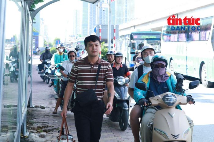 Xe máy lũ lượt đi lên vỉa hè để tránh ùn tắc trên đường Phạm Hùng.