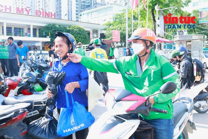 Người dân "tay xách, nách mang" rời Thủ đô về quê nghỉ lễ Quốc khánh 2/9.