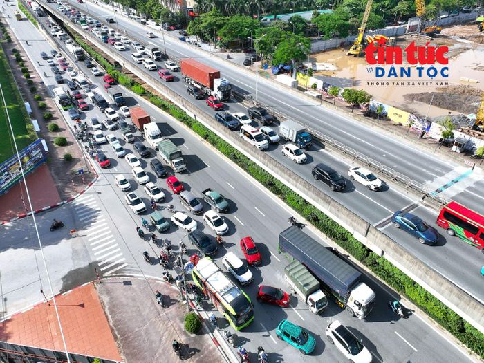 Lúc 16 giờ, các phương tiện đổ dồn về đường Vành đai 3, trục Phạm Hùng - Khuất Duy Tiến để rời Thủ đô nghỉ lễ Quốc khánh 2/9.